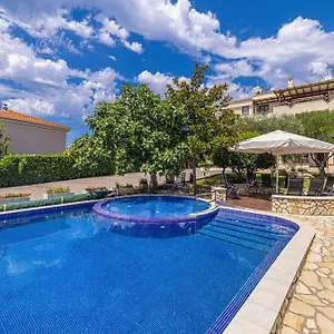 Haya With Heated Pool Apartament Linardići